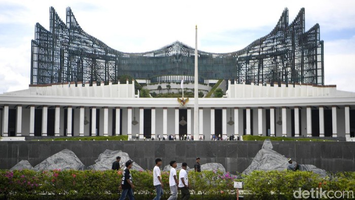 Sejumlah pengunjung berjalan di depan Istana Negara di Kawasan Inti Pusat Pemerintahan (KIPP), Ibu Kota Nusantara (IKN), Penajam Paser Utara, Kalimantan Timur, Sabtu (21/3/2026). Otorita Ibu Kota Nusantara (OIKN) membuka kesempatan masyarakat umum untuk datang dan melihat secara langsung perkembangan Nusantara selama libur Lebaran 2026, di antaranya dapat menikmati KIPP yakni kawasan Istana Negara, glamping IKN, embung MBH, Plaza Seremoni, Taman Kusuma Bangsa, hingga Plaza Bhineka Tunggal Ika. ANTARA FOTO/M Risyal Hidayat/rwa.