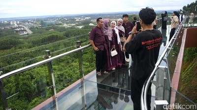 Cekrak-cekrek di Jembatan Kaca IKN