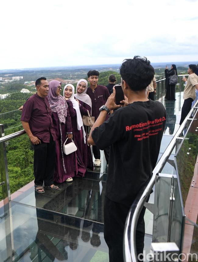 Cekrak-cekrek di Jembatan Kaca IKN