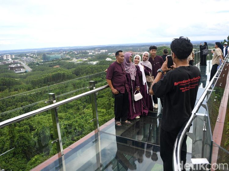 Cekrak-cekrek di Jembatan Kaca IKN