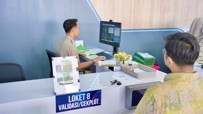 Ilustrasi pemutakhiran data sertifikat tanah di kantor pertanahan