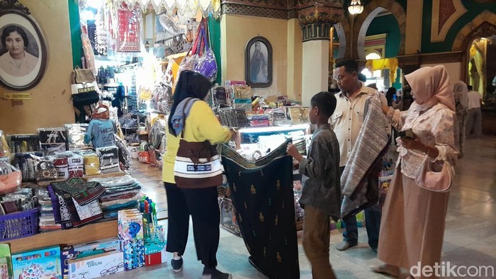 Suasana ramai pedagang seperti pasar di Istana Maimun Medan