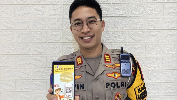 Kasat Lantas Polres Batu AKP Kevin Ibrahim menunjukkan barcode layanan Siwan Restu.