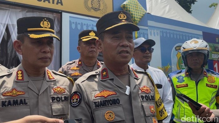 Kasatgas Humas Ops Ketupat 2026 Brigjen Tjahyono kepada wartawan di Ragunan, Jakarta Selatan, Minggu (22/3/2026). (Devi/detikcom)