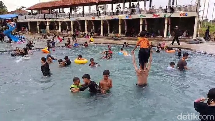 Keceriaan di lokasi wisata kolam Cikomboy Cirebon.