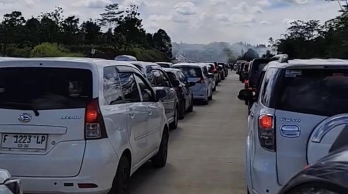Kemacetan di Tol Bocimi Seksi 3-Karangtengah, Minggu (22/3/2026).