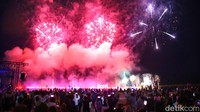 Suasana pantai dipenuhi wisatawan yang menanti pertunjukan malam Lebaran.