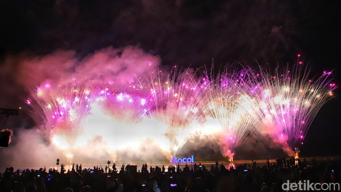 Pengunjung memadati Pantai Lagoon Ancol untuk menyaksikan kembang api, Minggu (22/3/2026).