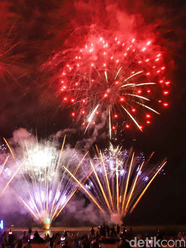 Kembang Api Meriahkan Malam Lebaran di Pantai Ancol
