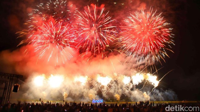 Pengunjung memadati Pantai Lagoon Ancol untuk menyaksikan kembang api, Minggu (22/3/2026).