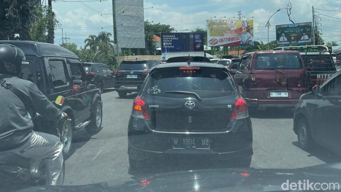 Kepadatan di Bundaran Waru pada hari kedua Lebaran 2026.