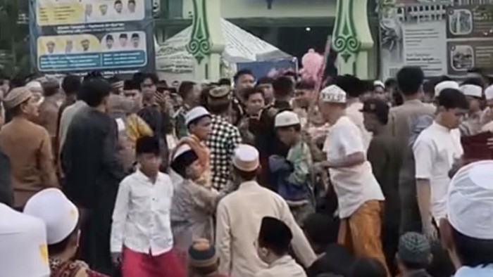 Keributan antar jemaah di Masjid Kemayoran usai salat Idul Fitri.