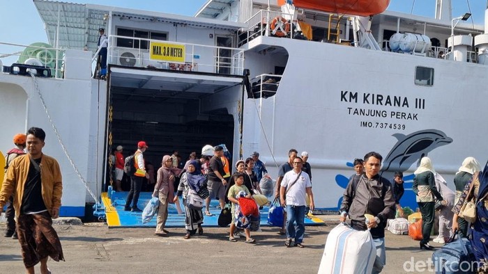 Kesibukan pelayanan arus mudik Lebaran 2026 di Pelabuhan Tanjung Perak Surabaya.