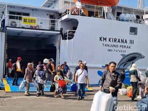 Hilir Mudik Ratusan Ribu Penumpang di Pelabuhan Tanjung Perak Surabaya
