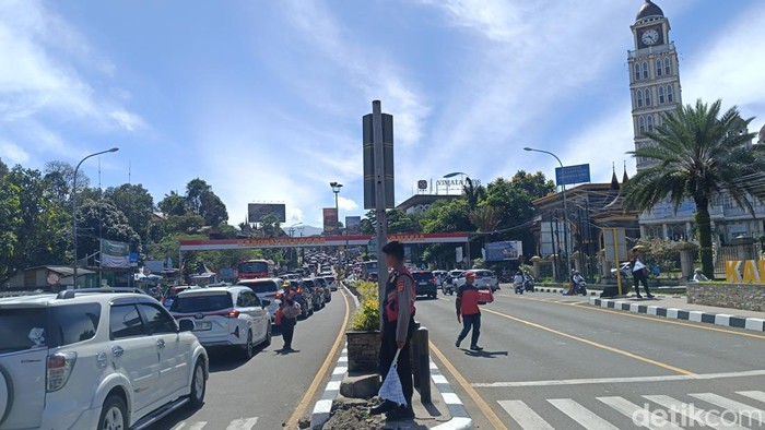 Kondisi lalu lintas Simpang Gadog, Puncak, Bogor, Minggu (22/3/2026) pagi.