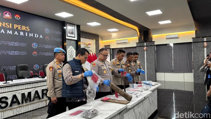 Polisi menangkap dua pelaku pembunuhan dan mutilasi di Samarinda, Kalimantan Timur (Kaltim). Mereka yakni pria berinisial J (53) dan wanita berinisial R (56).