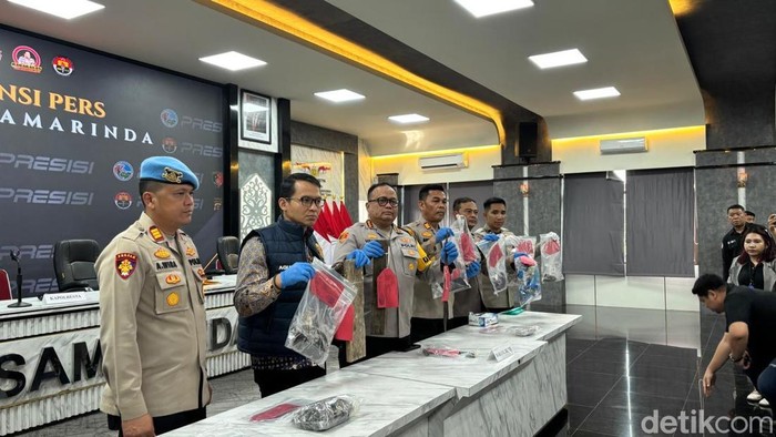 Polisi menangkap dua pelaku pembunuhan dan mutilasi di Samarinda, Kalimantan Timur (Kaltim). Mereka yakni pria berinisial J (53) dan wanita berinisial R (56).