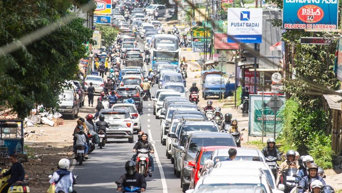 Suasana kepadatan lalu lintas kendaraan di Jalan Raya Lembang, Kabupaten Bandung Barat, Jawa Barat, Minggu (22/3/2026). Satlantas Polres Cimahi memberlakukan sistem buka tutup dan satu arah dengan rentang waktu minimal 15 menit untuk jalur wisata Bandung-Lembang guna mengurai volume kendaraan yang terpantau padat.  ANTARA FOTO/Novrian Arbi/nym.