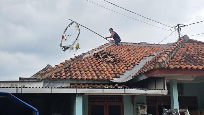 Atap rumah warga rusak terkena ledakan petasan yang dibawa balon udara di Jalan Mulawarman Timur RT 03 RW 03, Kelurahan Kramas, Kecamatan Tembalang, Kota Semarang, Sabtu (21/3/2024).