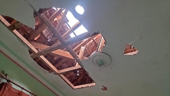 Atap rumah warga rusak terkena ledakan petasan yang dibawa balon udara di Jalan Mulawarman Timur RT 03 RW 03, Kelurahan Kramas, Kecamatan Tembalang, Kota Semarang, Sabtu (21/3/2024).