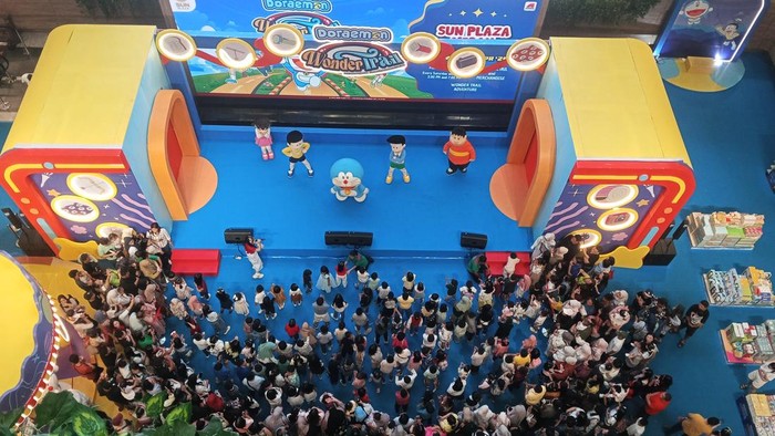 Warga di Medan ke mal saat libur lebaran demi ketemu karakter Doraemon