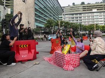 Libur Lebaran, Jalanan Sepi Jadi Latar Foto Kreatif