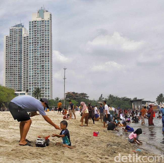 Libur Lebaran, Pantai Ancol Dipadati Wisatawan
