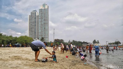 Libur Lebaran, Pantai Ancol Dipadati Wisatawan
