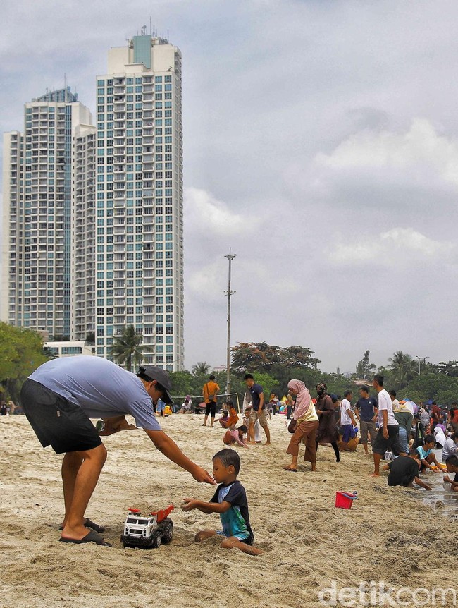 Libur Lebaran, Pantai Ancol Dipadati Wisatawan