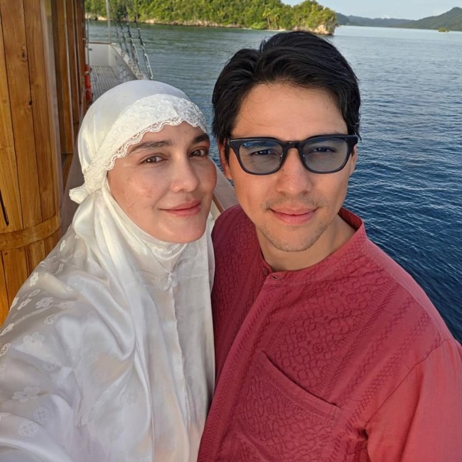 Momen Luna Maya-Maxime Lebaran di Kapal Arungi Laut Raja Ampat