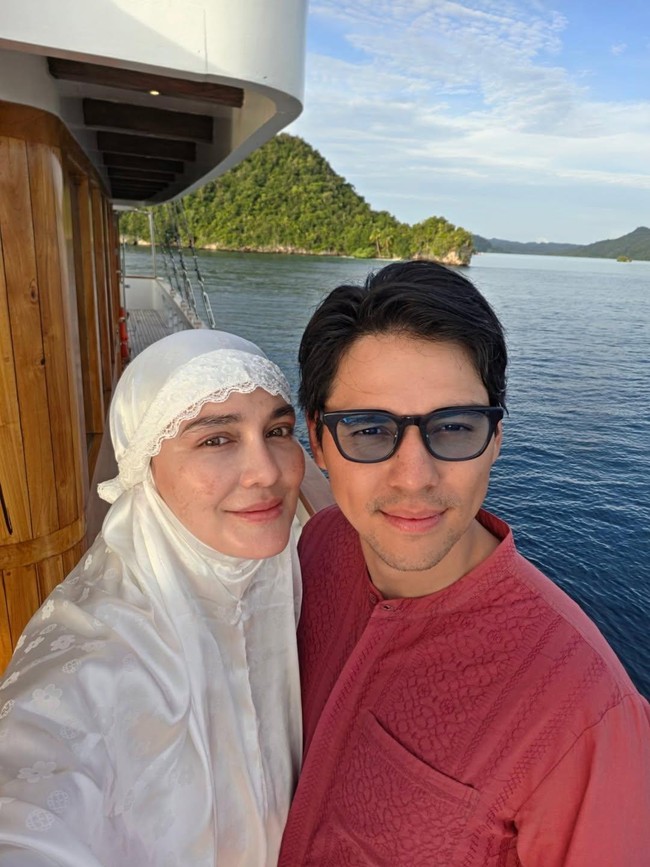 Momen Luna Maya-Maxime Lebaran di Kapal Arungi Laut Raja Ampat