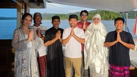 Luna Maya dan Maxime Bouttier membagikan momen bersama rekan-rekannya saat Lebaran di kapal di Raja Ampat. Terlihat ada Cinta Laura juga. (Foto: dok Instagram lunamaya)