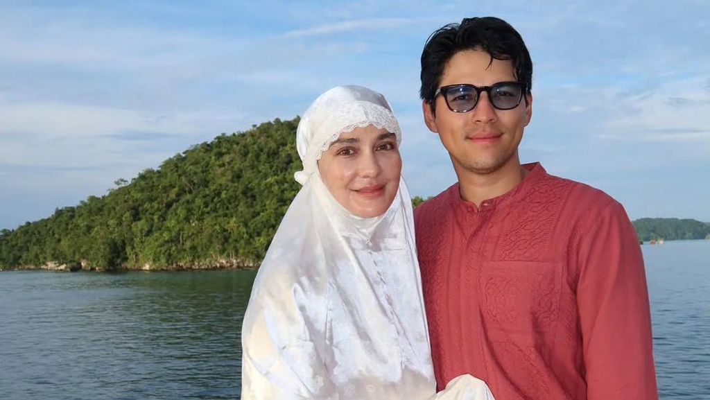Video: Lebaran di Raja Ampat, Luna Maya-Cinta Laura Salat Id di Kapal Pinisi