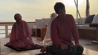 Luna Maya dan Maxime Bouttier bahkan salat Id di atas kapal. Di sepinya pagi dan luasnya laut, ku temukan sejuta alasan untuk mengucapkan alhamdulillah. Semoga lebaranmu setenang air ini, tulis Luna dilihat di Instagram, Minggu (22/3/2026). (Foto: dok Instagram lunamaya)