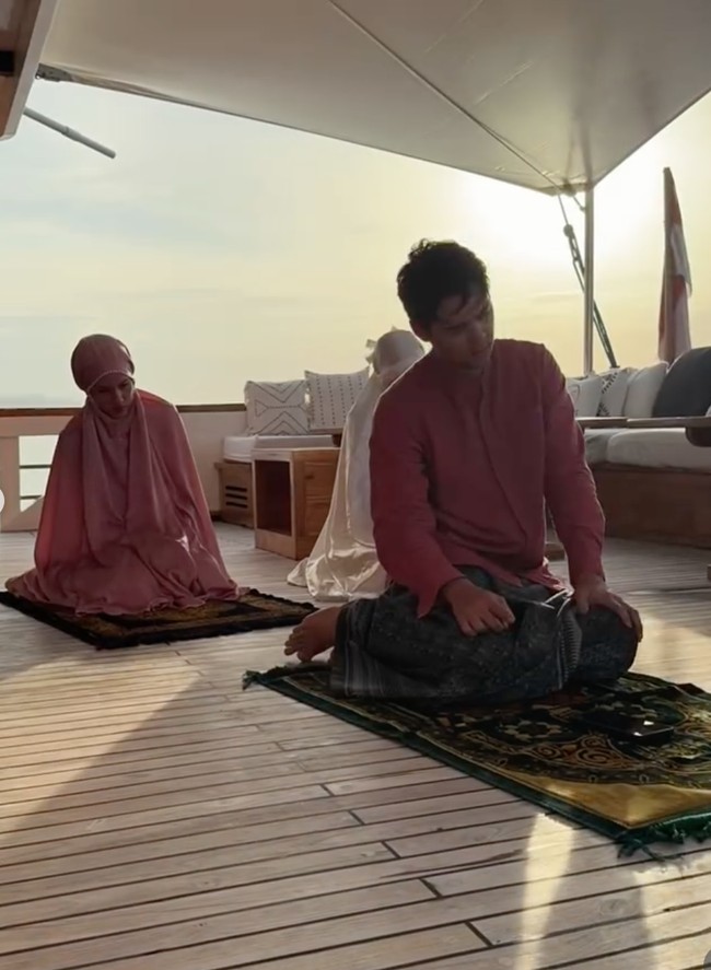 Tak biasa, Luna Maya dan Cinta Laura memilih merayakan Hari Raya Idul Fitri 2026 di atas laut. Keduanya tampak menjalani salat Ied di kapal pinisi. Foto: Instagram/@lunamaya/@claurakiehl