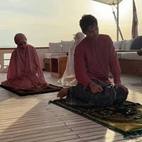 Tak biasa, Luna Maya dan Cinta Laura memilih merayakan Hari Raya Idul Fitri 2026 di atas laut. Keduanya tampak menjalani salat Ied di kapal pinisi. Foto: Instagram/@lunamaya/@claurakiehl