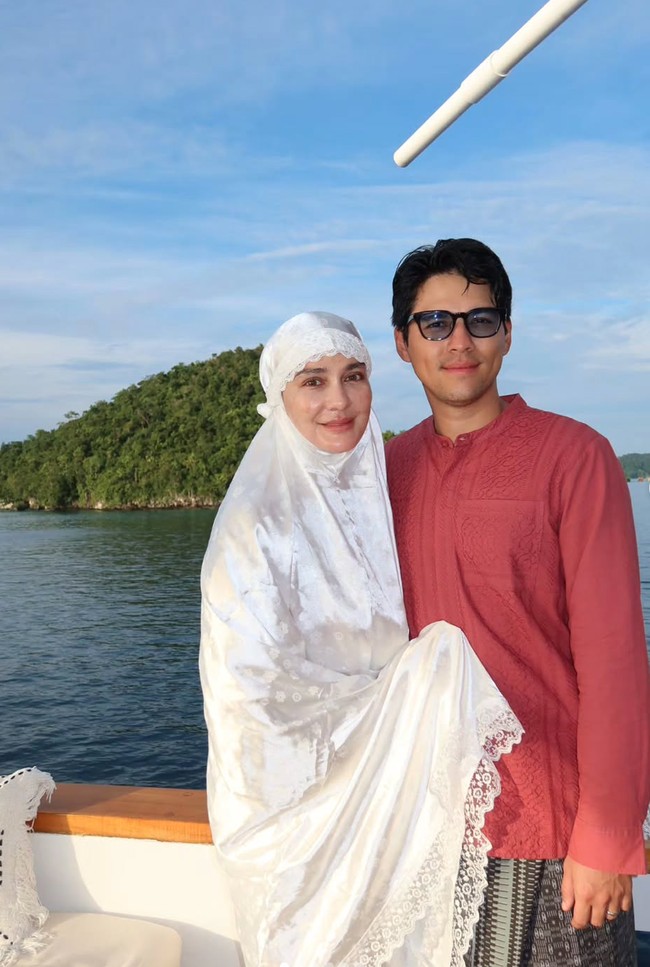 Luna didampingi suaminya, Maxime Bouttier. Wanita 42 tahun itu mengenakan mukena satin berwarna putih. Wajahnya terlihat natural tanpa pulasan makeup. Foto: Instagram/@lunamaya/@claurakiehl