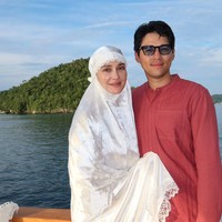 Luna didampingi suaminya, Maxime Bouttier. Wanita 42 tahun itu mengenakan mukena satin berwarna putih. Wajahnya terlihat natural tanpa pulasan makeup. Foto: Instagram/@lunamaya/@claurakiehl