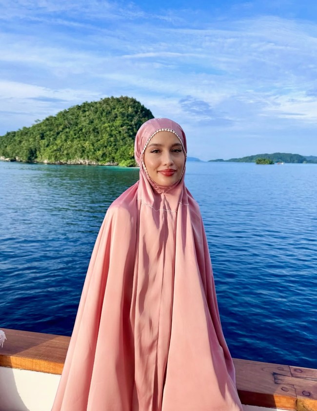 Sementara Cinta Laura tampil dengan mukena warna dusty pink. Tak kalah memukau, Cinta juga memamerkan kecantikan naturalnya dengan pulasan makeup minimalis. Foto: Instagram/@lunamaya/@claurakiehl