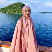 Sementara Cinta Laura tampil dengan mukena warna dusty pink. Tak kalah memukau, Cinta juga memamerkan kecantikan naturalnya dengan pulasan makeup minimalis. Foto: Instagram/@lunamaya/@claurakiehl