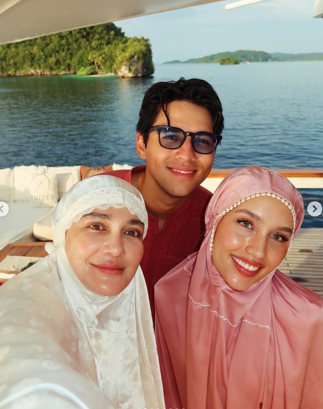 Salah satu foto memperlihatkan Luna, Maxime, dan Cinta yang berpose bersama. Tampil natural, wajah Luna dan Cinta tampak glowing. Foto: Instagram/@lunamaya/@claurakiehl