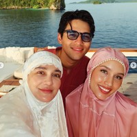 Gaya Luna Maya dan Cinta Laura Pakai Mukena Pink-Putih, Salat Ied di Kapal