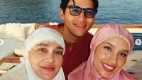 Gaya Luna Maya dan Cinta Laura Pakai Mukena Pink-Putih, Salat Ied di Kapal