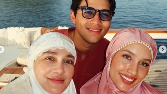 Gaya Luna Maya dan Cinta Laura Pakai Mukena Pink-Putih, Salat Ied di Kapal
