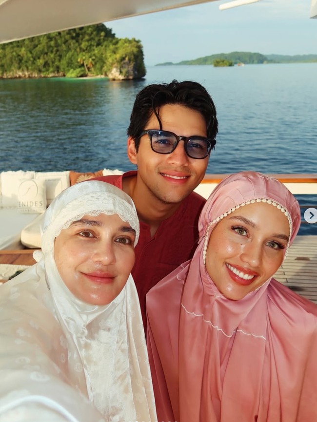 Gaya Luna Maya dan Cinta Laura Pakai Mukena Pink-Putih, Salat Ied di Kapal