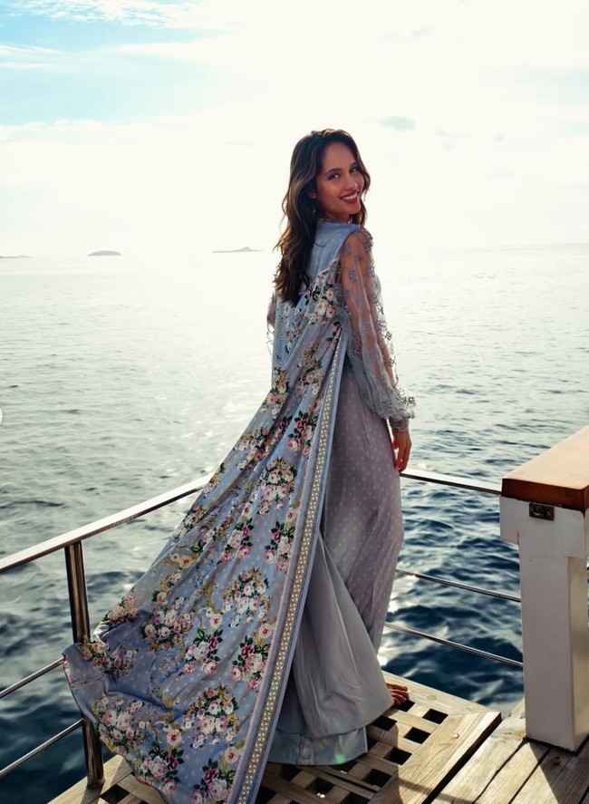 Cinta juga tampak berganti pakaian dengan busana panjang berwarna abu-abu. Busana tersebut tampak memiliki lengan transparan dan motif floral. Foto: Instagram/@lunamaya/@claurakiehl