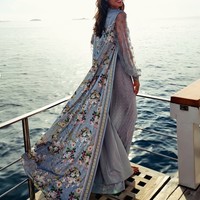 Cinta juga tampak berganti pakaian dengan busana panjang berwarna abu-abu. Busana tersebut tampak memiliki lengan transparan dan motif floral. Foto: Instagram/@lunamaya/@claurakiehl