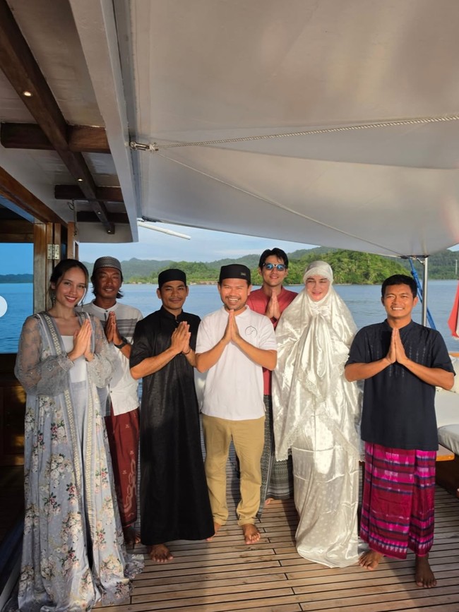 Dari unggahan Cinta Laura di Instagram diketahui bahwa mereka tengah berlayar Raja Ampat, Papua. Foto: Instagram/@lunamaya/@claurakiehl
