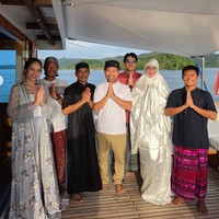 Dari unggahan Cinta Laura di Instagram diketahui bahwa mereka tengah berlayar Raja Ampat, Papua. Foto: Instagram/@lunamaya/@claurakiehl