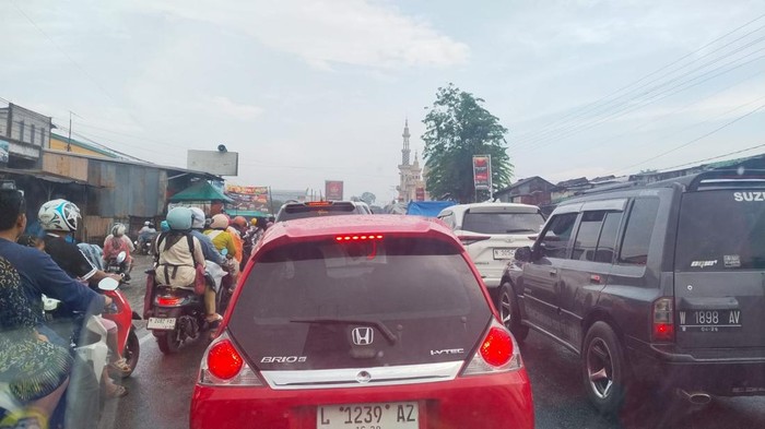 Macet di Jalan Raya Blega dan Tanah Merah Bangkalan.